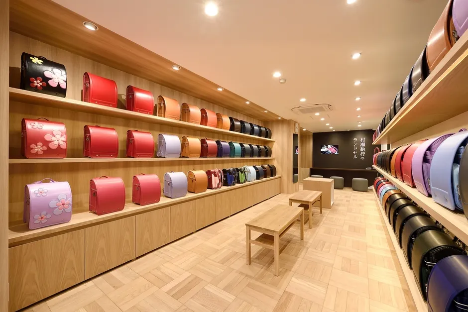 村瀬鞄行のランドセルが並ぶ店内