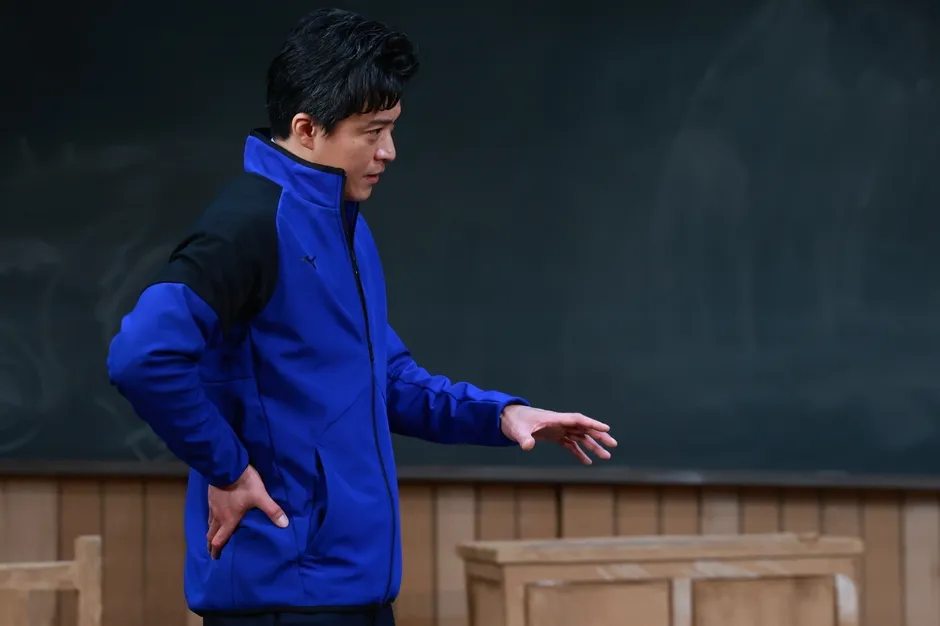 青いジャケットを着た小栗旬