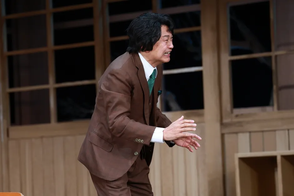 茶色のスーツを着た相島一之