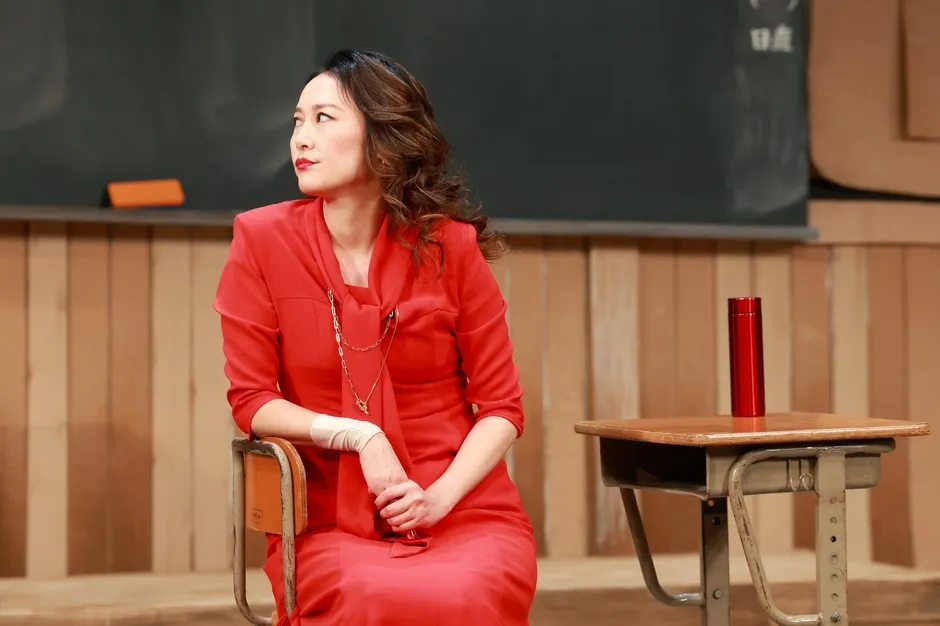 赤い服を着た菊地凛子