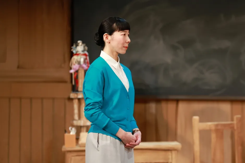 水色のカーディガンを着た平岩紙