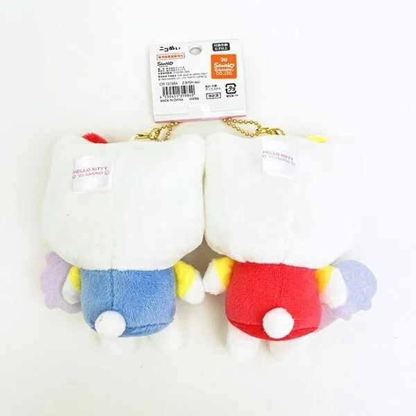 キティとミミィのぬいぐるみが磁石でくっつく様子