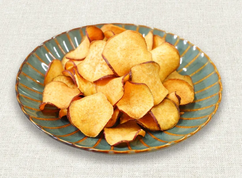 お皿に盛られた手揚げ芋ちっぷ