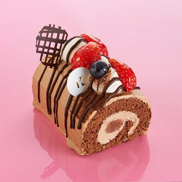 生チョコいちごロールの飾り付け