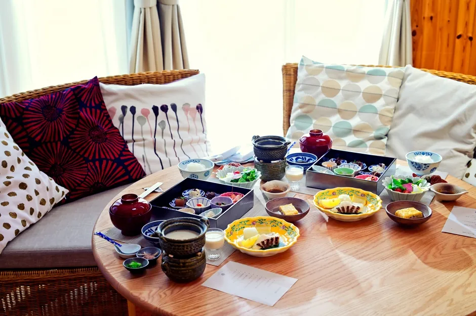 様々な料理が並んだテーブル