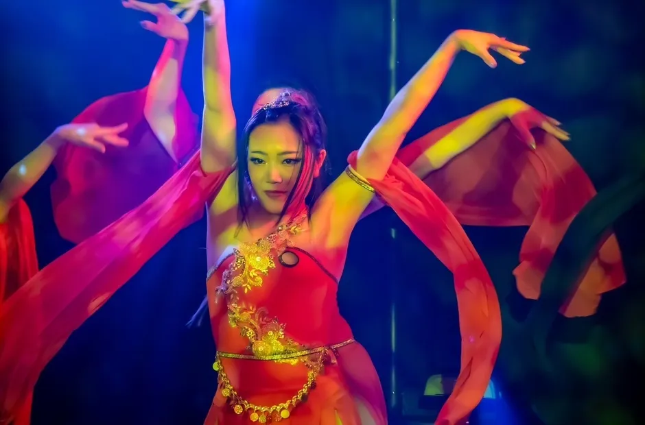 赤い衣装のダンサー