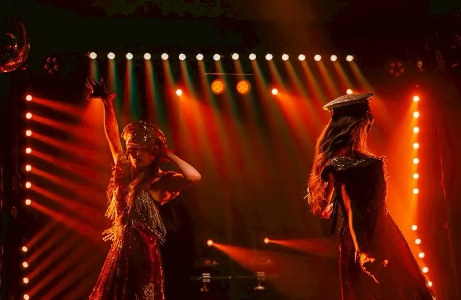 華やかなステージパフォーマンス