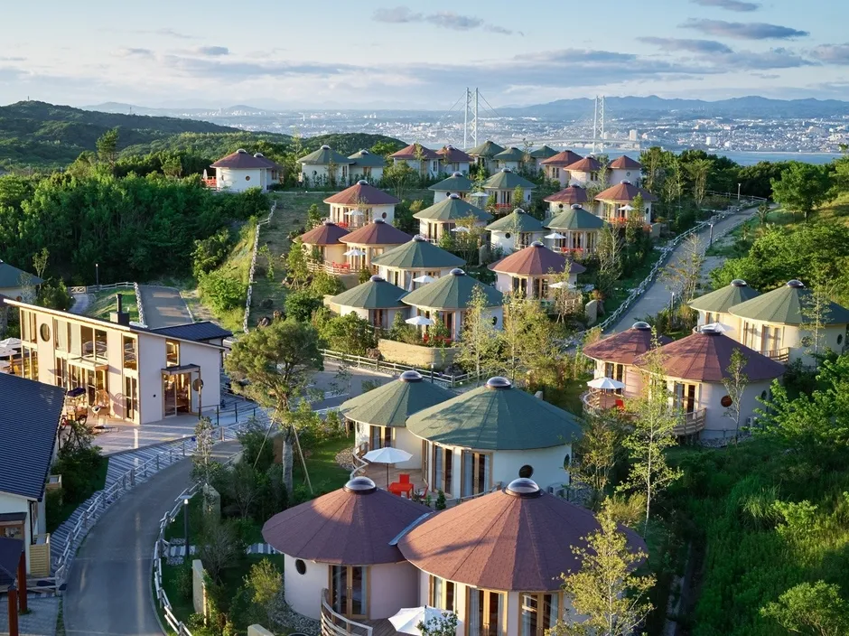 丘の上に立つ繭のような客室