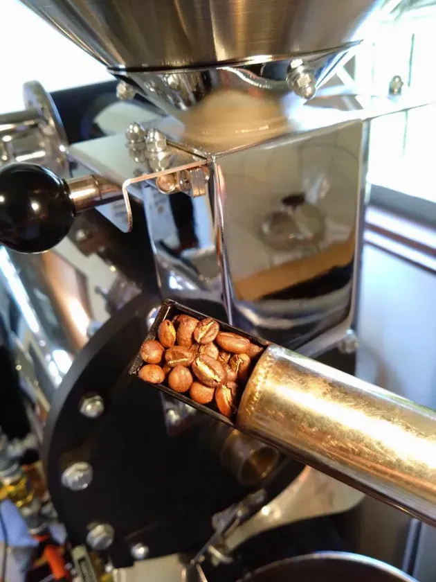 焙煎されるコーヒー豆