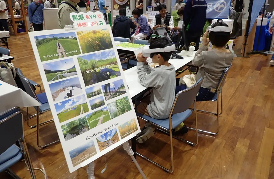 VRゴーグルを体験する子供