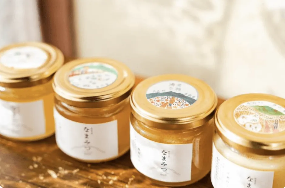 並べられた蜂蜜の瓶