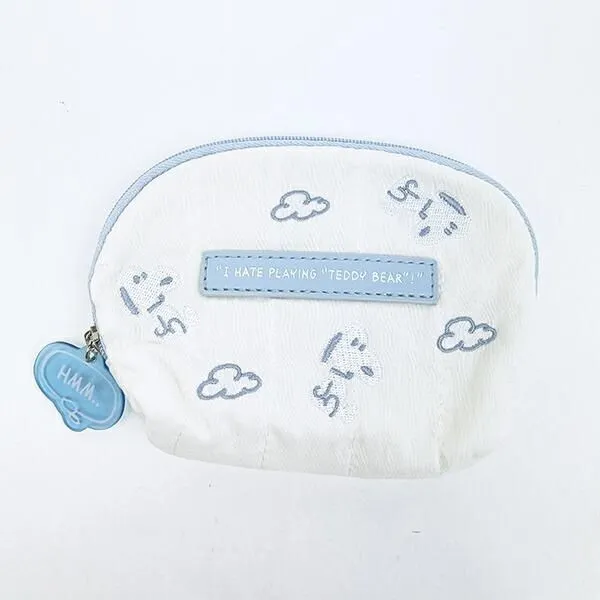 雲と顔の刺繍が施された白いポーチ