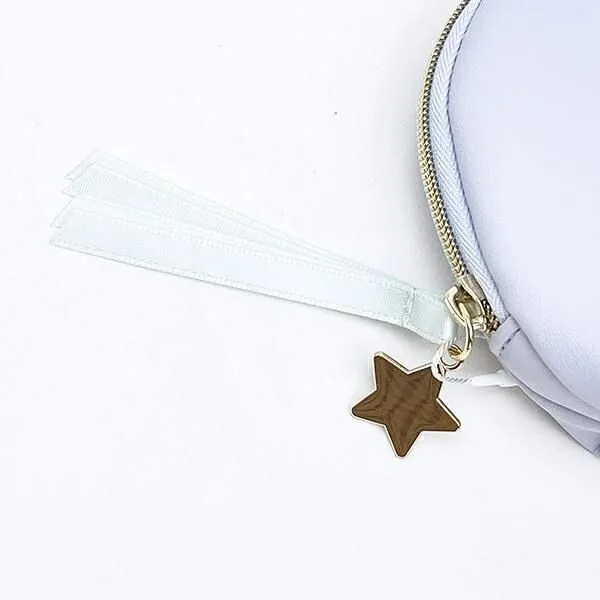 星のチャームが付いたポーチのファスナー