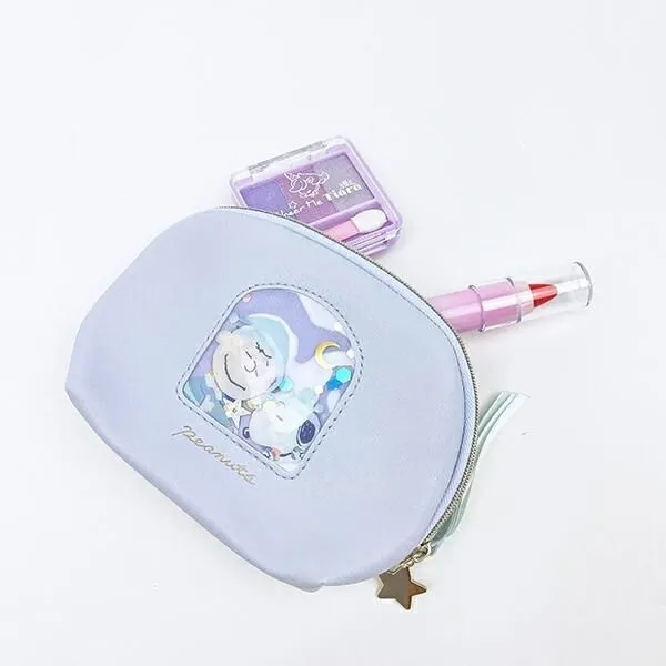 ポーチに小物を入れている様子