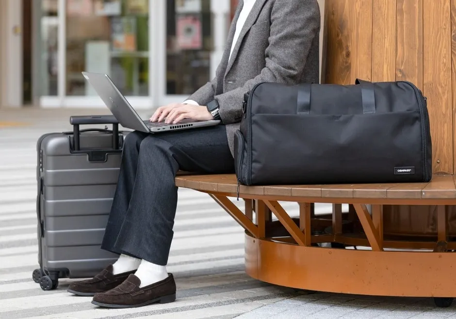 コンプレッションバッグを持った人物