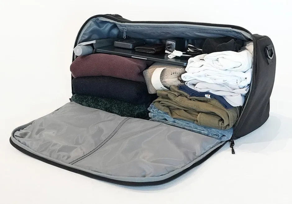 バッグに衣類を収納する様子