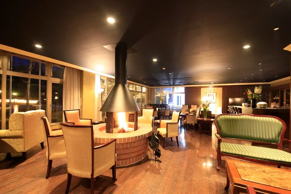 暖炉のある落ち着いたロビー