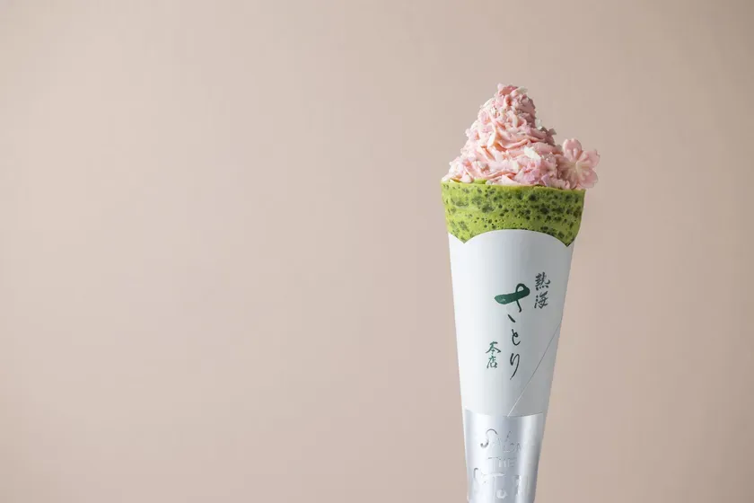 抹茶クレープに桜のクリームがトッピングされた写真