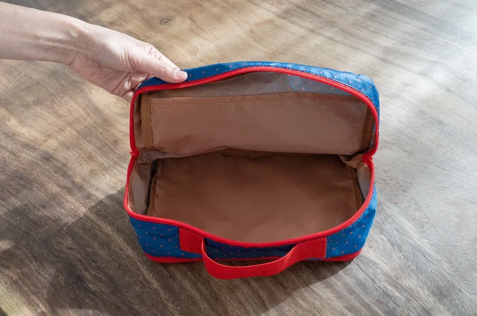 ポーチを開けている様子