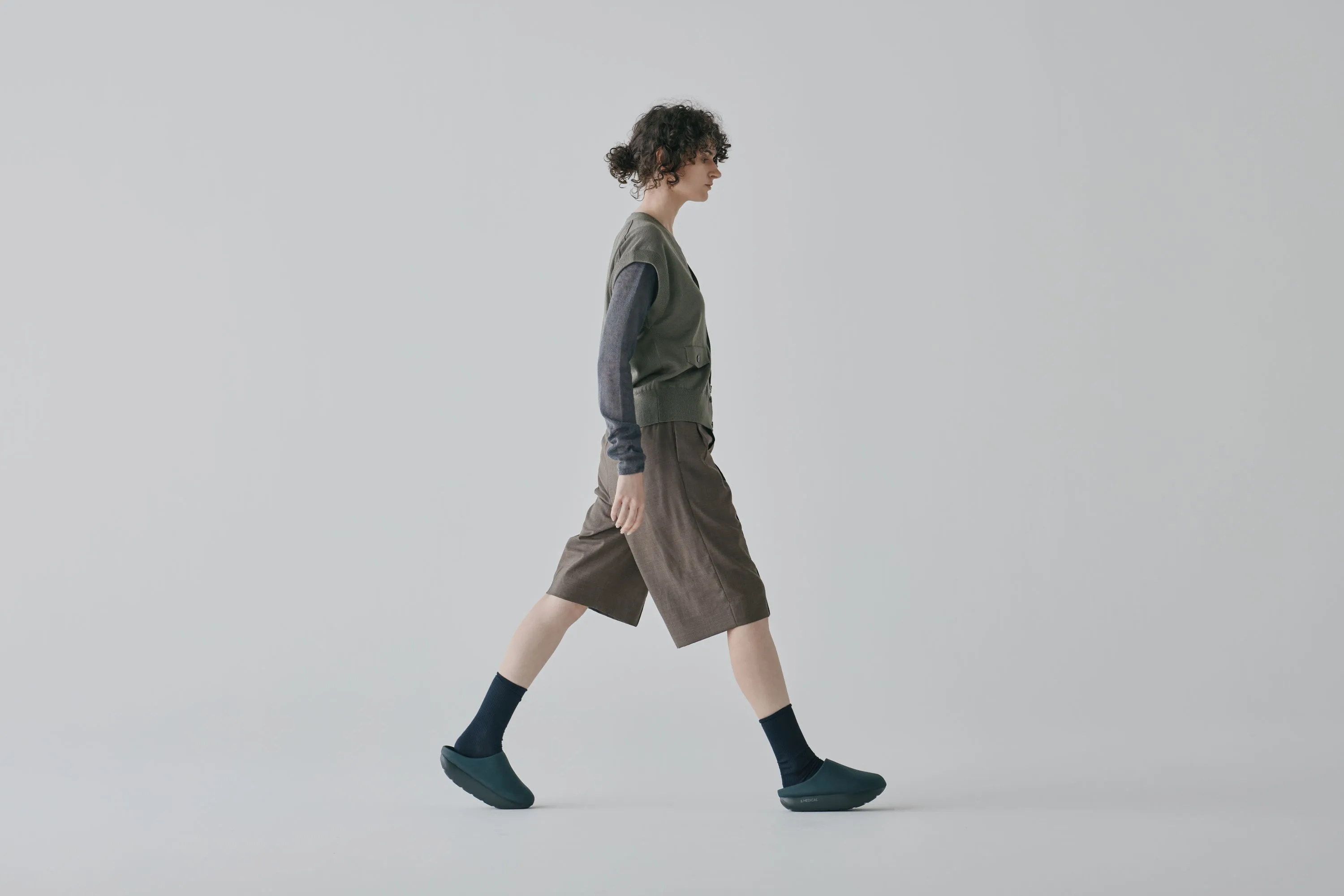 オフィスサンダルがジムに？履くだけ体幹トレ「KAMOLEG 2.0 W」登場