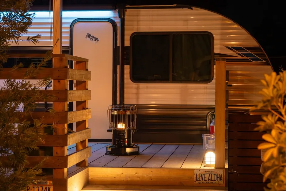 夜のグランピングトレーラーの雰囲気