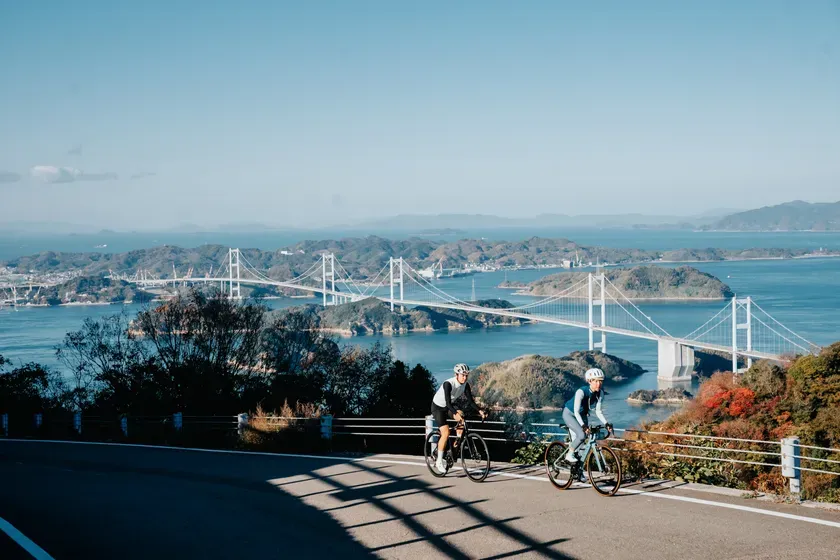 しまなみ海道を走るサイクリスト