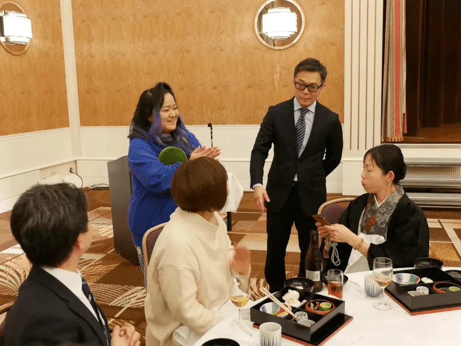 歓談する参加者たち