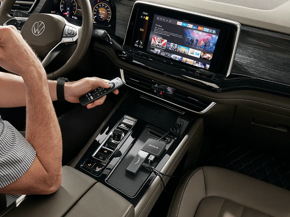 車内で動画を視聴している様子