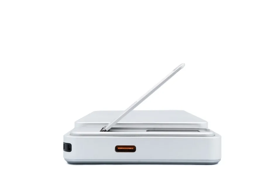 モバイルバッテリーの側面