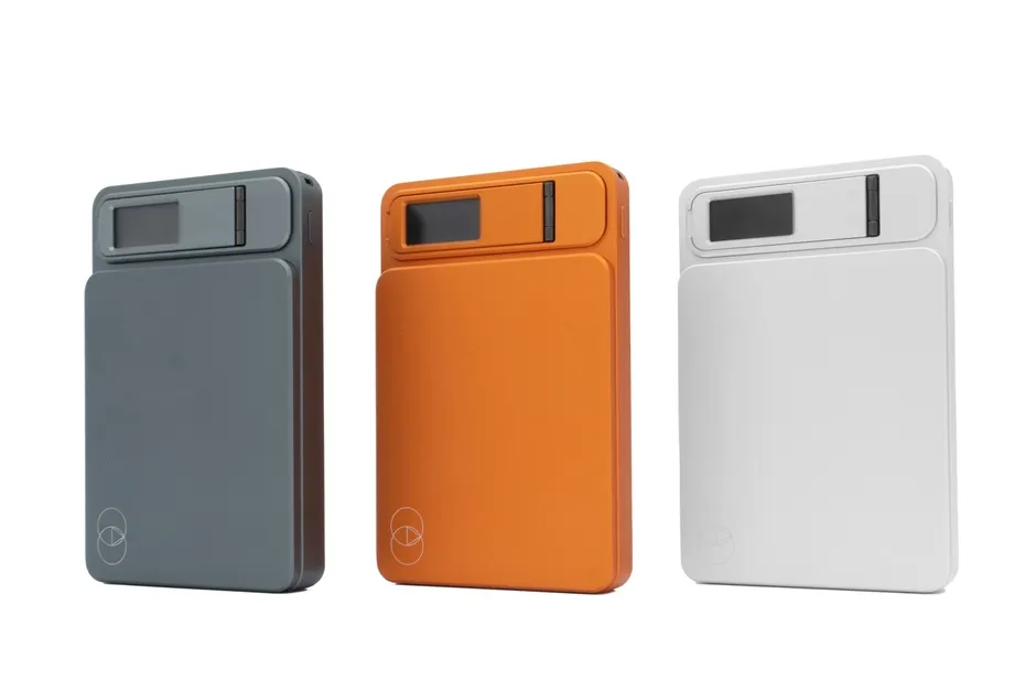 3色のモバイルバッテリーが並んでいる様子