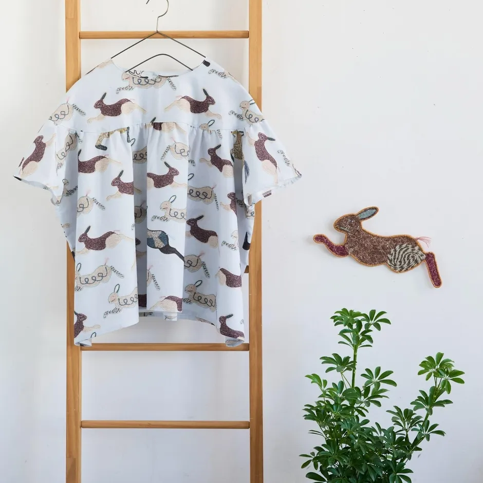 ウサギ柄のトップス