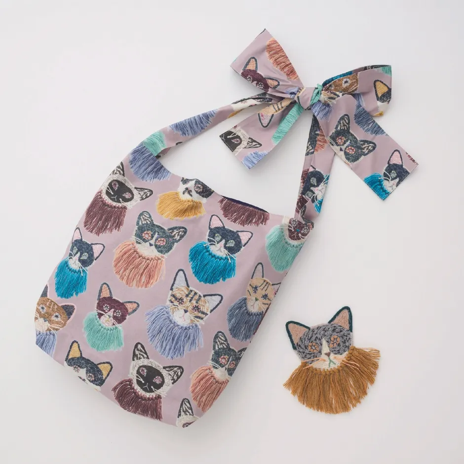 猫の顔がプリントされたトートバッグ