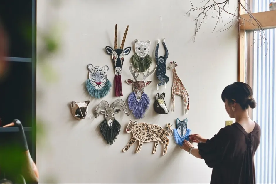 2人のアーティストによるファブリックコレクションの告知