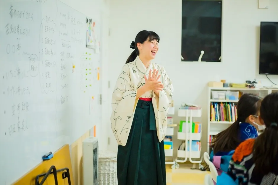 着物姿で笑顔で拍手する笑ってみ亭じゅげむさん