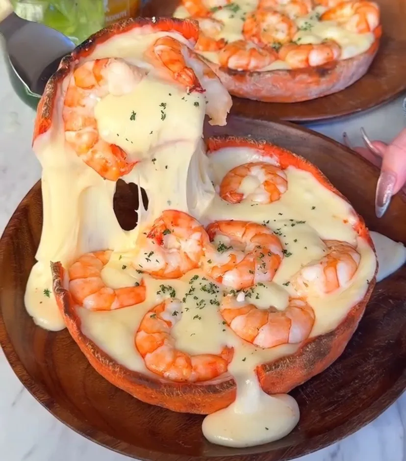 大ぶりの海老が並ぶシュリンプシカゴピザ