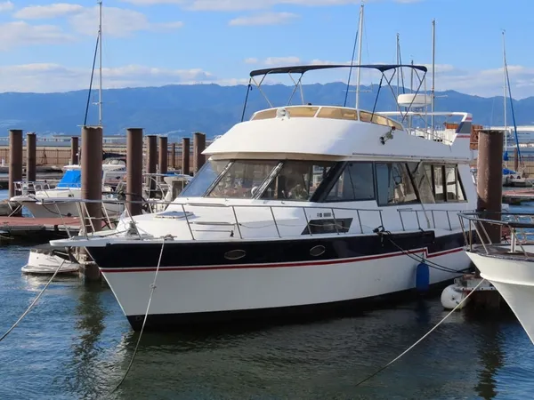マリーナに停泊するクルーザー