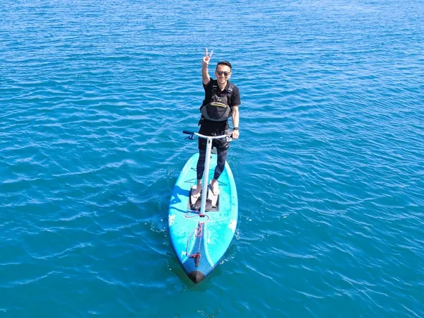 男性が足漕ぎSUPを楽しむ様子