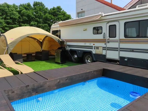 プールサイドに設置されたキャンピングカー