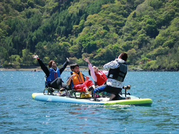 家族で4人乗りボードを楽しむ様子