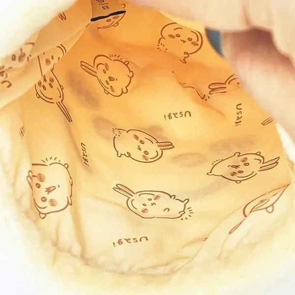 巾着の内側に広がるうさぎの総柄デザイン