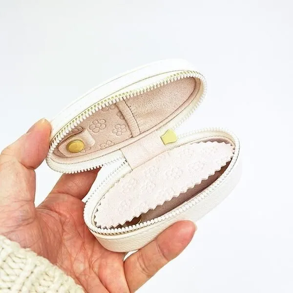 ケースを開ける様子