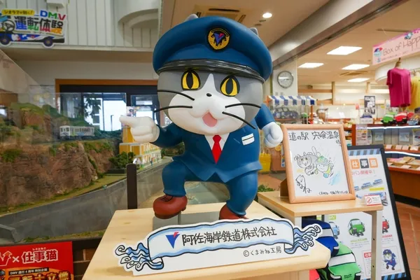 運転士姿の仕事猫立像