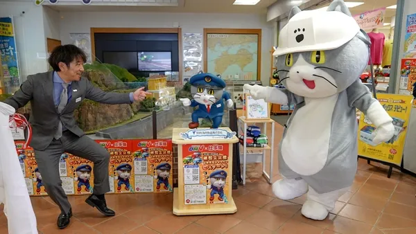 イベントでポーズをとる仕事猫と関係者