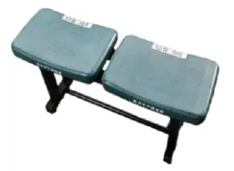 2つのシートと金属フレームを持つ、緑色のシートを備えたジムのベンチの俯瞰図。