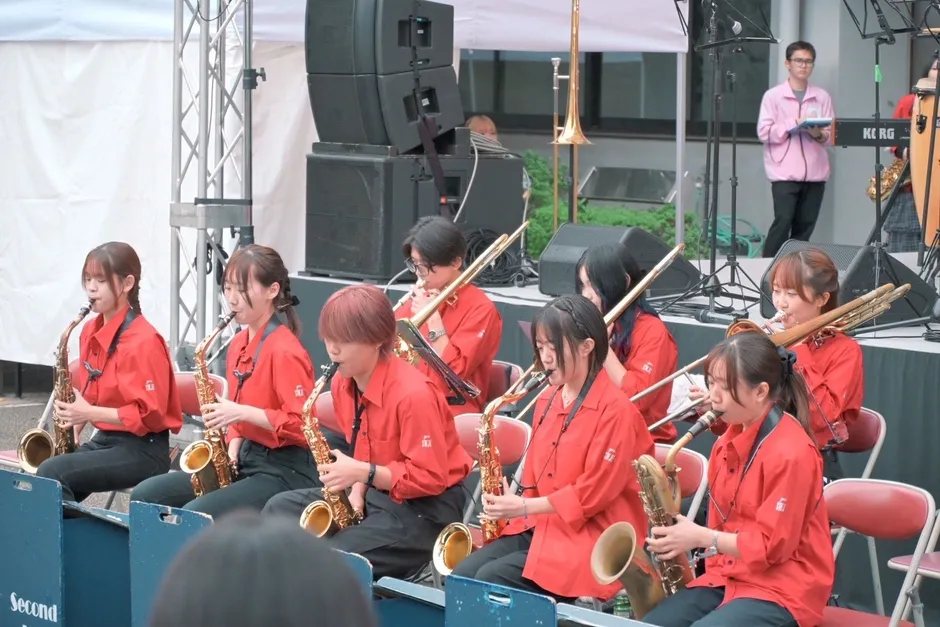 ストリートでの音楽ライブ