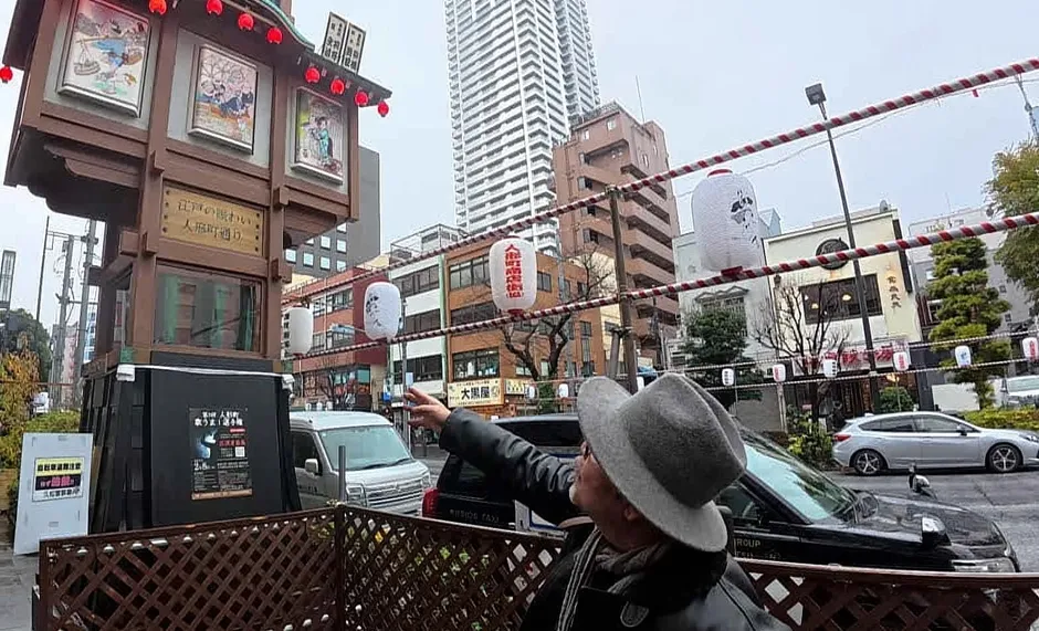 人形町を歩くなぎら健壱さん