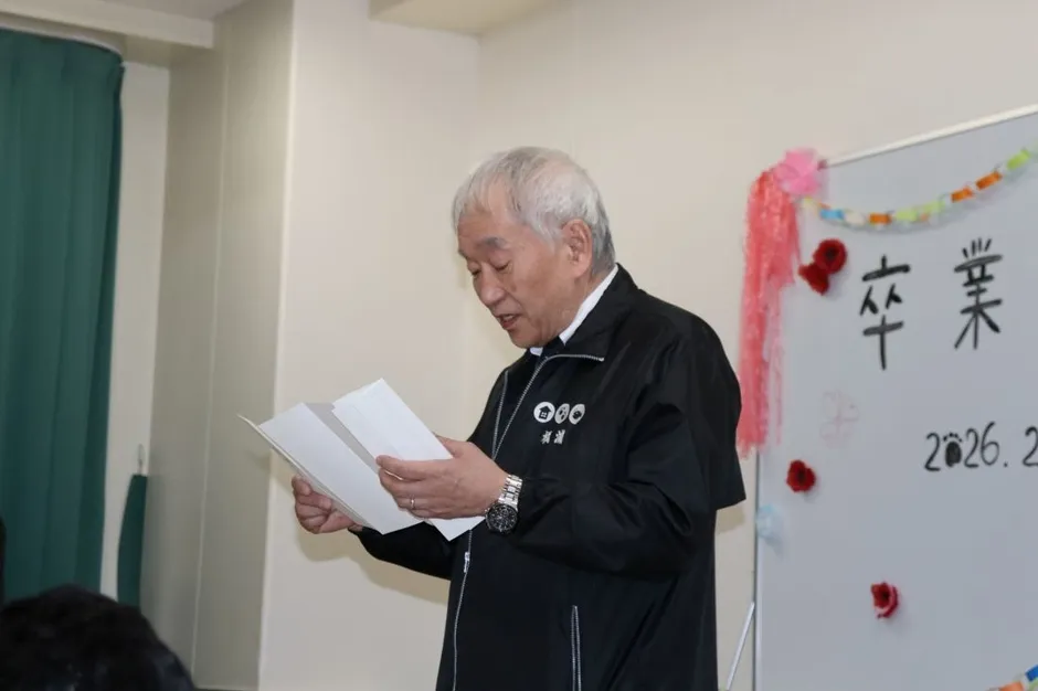 卒業式で挨拶する校長先生