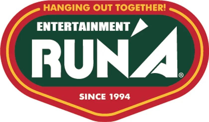 RUNA Entertainmentのロゴ。赤、黄、緑の色の楕円形のロゴで、中央にRUNAの文字が白で表示され、その上にENTERTAINMENT、上部にHANGING OUT TOGETHER!、下部にSINCE 1994と書かれています。