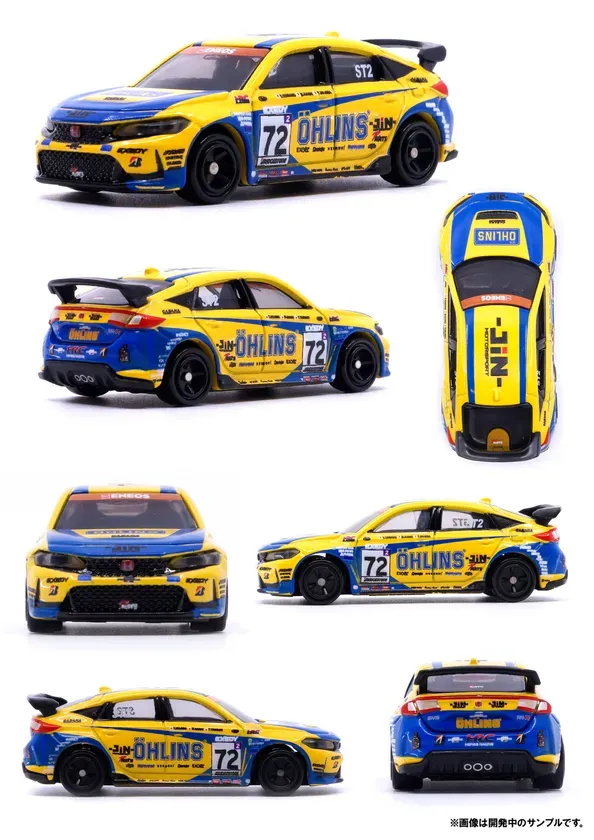黄色と青色のカラーリングが施されたレーシングカーのおもちゃ。様々な角度から撮影されており、詳細なデザインが確認できる。
