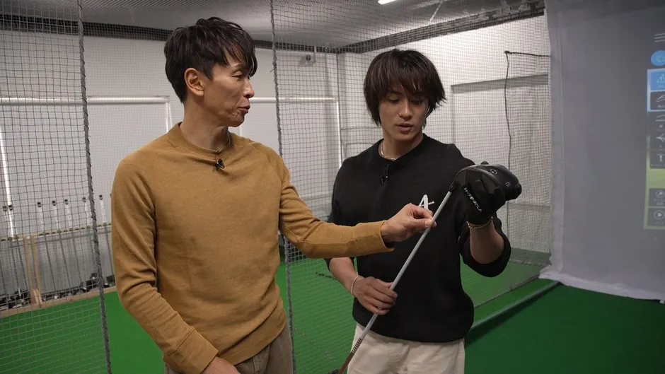 ゴルフフィッティングを体験する様子